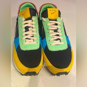Size 6M / 7.5W, Nike Daybreak Type "Fur Pack" with Multi-Color Accents!!